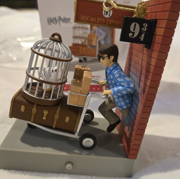 Harry Potter Ornament Platform 9 3/4 - Picture 2 of 7